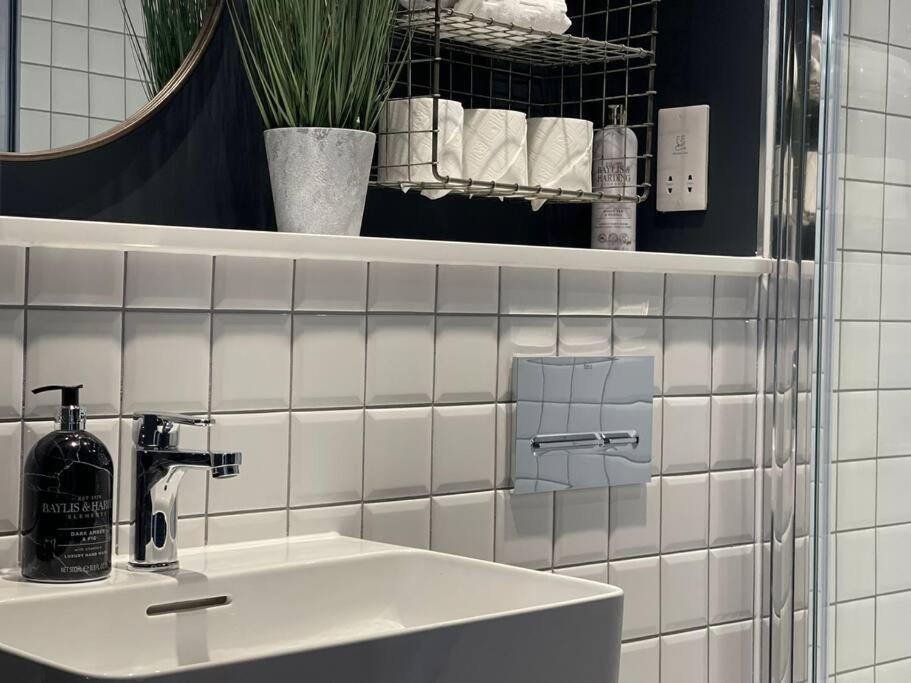 Trendy Apartment In Cardiff Free Parking Buitenkant foto